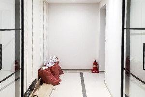 송도 호반베르디움 더퍼스트: 세련미의 상징, 블랙 슬림중문 인테리어 성공 사례
