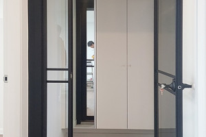 춘천 석사동 현대아파트의 세련된 변신: 블랙 프레임 투명강화유리 중문 시공 사례